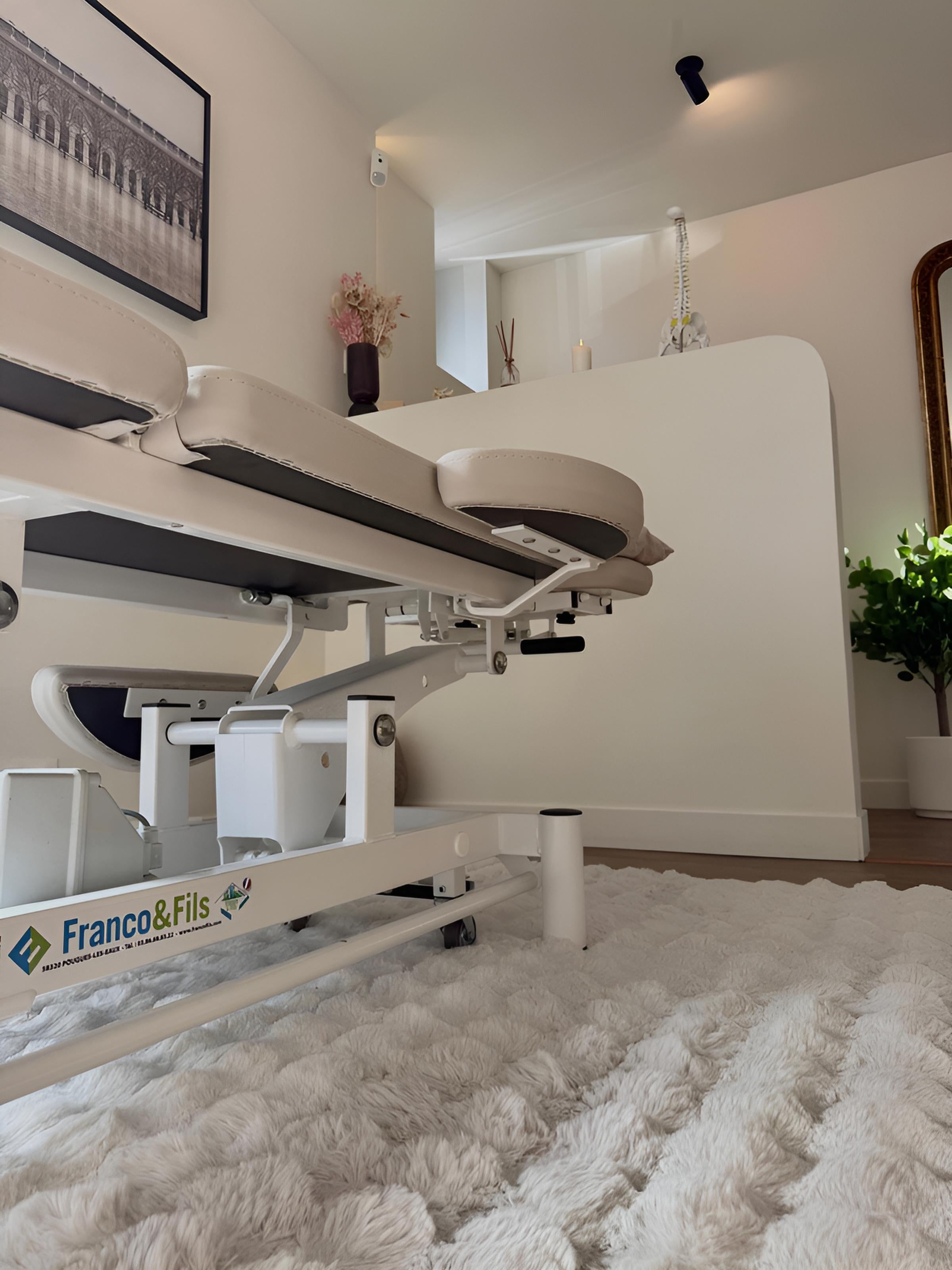 Cabinet d’ostéopathie de Lohanne Charvet à Chaponost, avec table de soin ergonomique offrant un espace calme, lumineux et propice à la détente