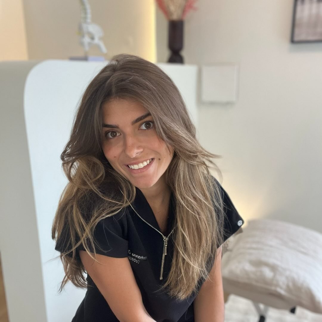 Portrait professionnel de Lohanne Charvet, ostéopathe D.O à Chaponost, spécialisée en Méthode Bounine et Méthode Renata França