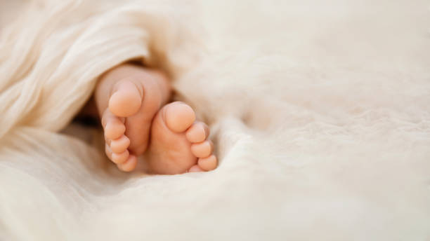 Pieds d’un nourrisson lors d’une séance d’ostéopathie pour bébé à Chaponost, accompagnement des troubles digestifs et du sommeil.